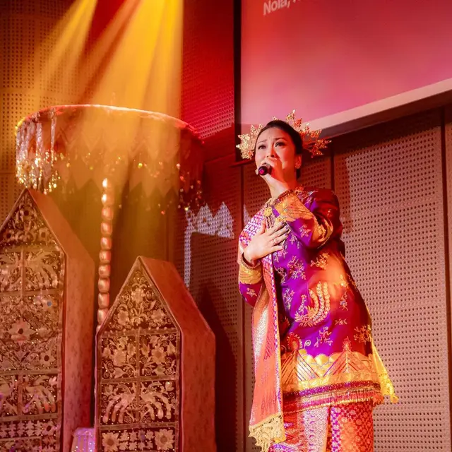 Potret Cantik Nola B3 Pakai Baju Kuruang yang Anggun dalam Konser Kenangan untuk Elly Kasim. (instagram/riafinola)