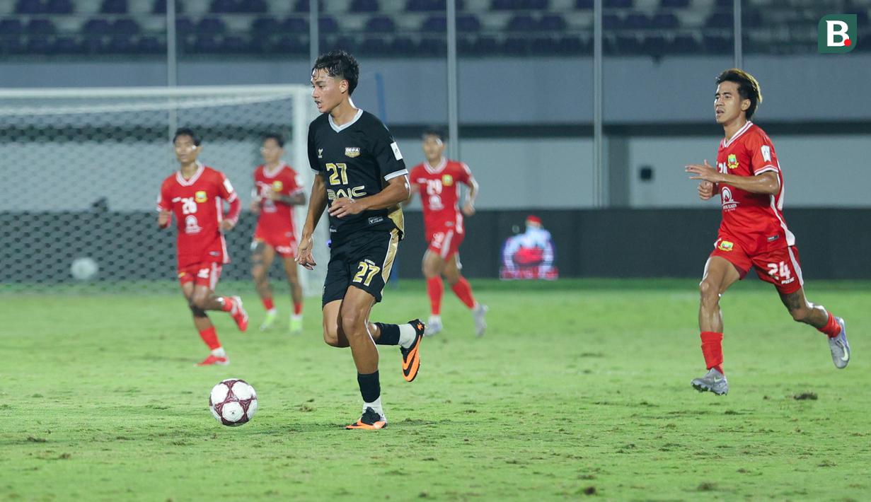 Rafael Struick akhirnya mampu membuka puasa menyarangkan bola ke gawang selama setahun. Striker Timnas Indonesia itu terakhir kali merayakan gol ketika masih berbaju Brisbane Roar. Momen itu terjadi di pentas A-League tepat 1 November tahun lalu ketika Brisbane Roar dikalahkan Sydney FC 2-3. (Bola.com/M Iqbal Ichsan)