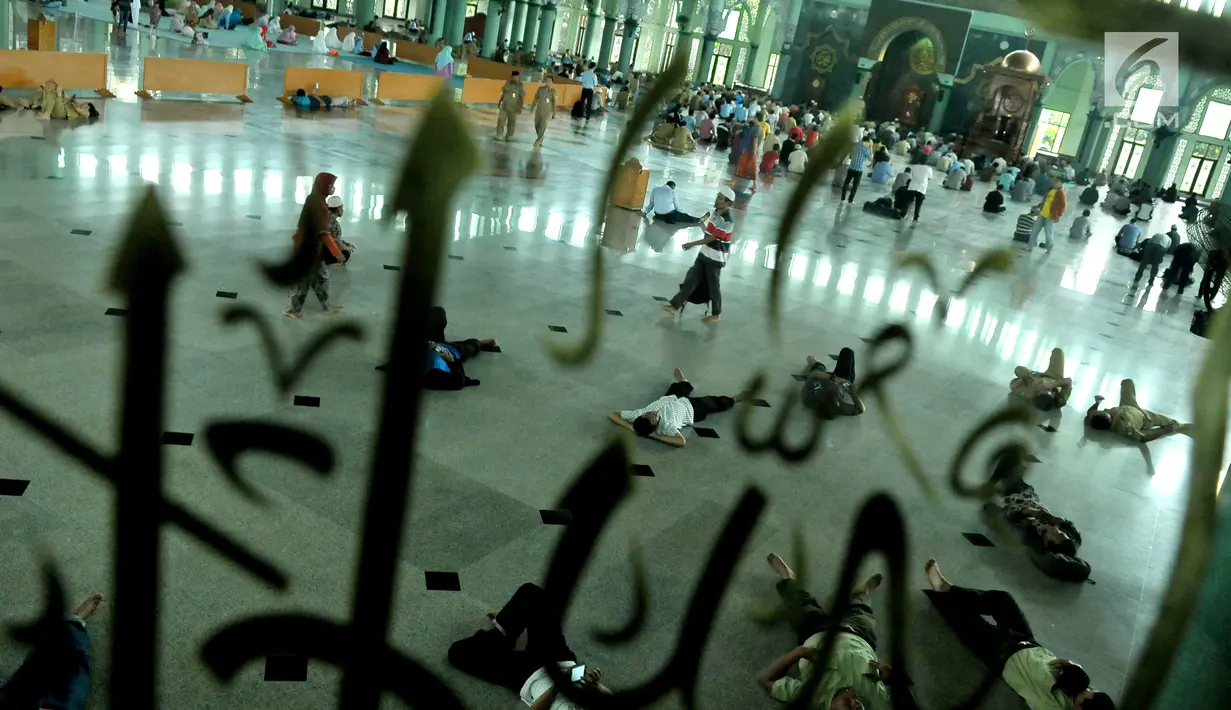 Warga beristirahat di Masjid Raya Al-A'zhom, Tangerang, Selasa (30/5). Masjid dengan gaya arsitektur timur tengah ini adalah masjid terbesar yang ada di Kota Tangerang. (Liputan6.com/Helmi Afandi)