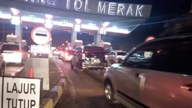 Antrian pada kendaraan di Gerbang Tol Merak hingga 7 kilometer