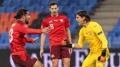 Kiper Swiss, Yann Sommer, melakukan selebrasi usai berhasil menggagalkan tendangan penalti Sergio Ramos pada laga UEFA Nations League di Stadion St. Jakob-Park, Minggu (15/11/2020). Kedua tim bermain imbang 1-1. (Alessandro della Valle/Keystone via AP)