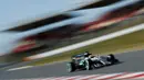 Pebalap Mercedes, Lewis Hamilton, berada di posisi kelima dengan waktu 1 menit 24,133 detik pada sesi sore hari keempat tes pramusim F1 2016 di Sirkuit Catalunya, Barcelona, Spanyol, Jumat (4/3/2016). (Reuters/Albert Gea)