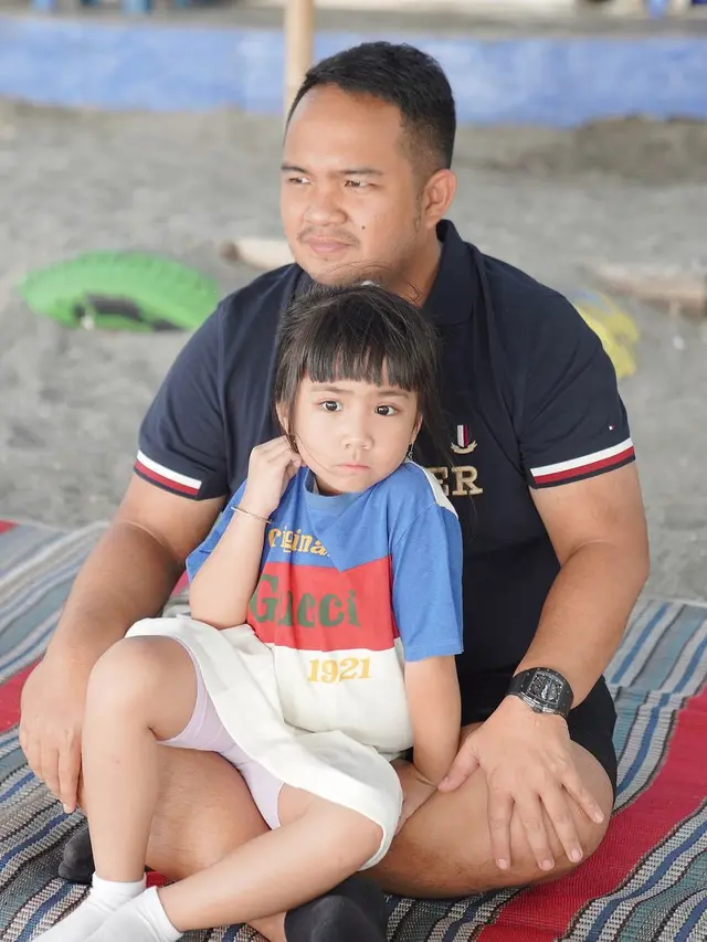 Momo Geisha makan lesehan di tepi pantai (Instagram/therealmomogeisha)