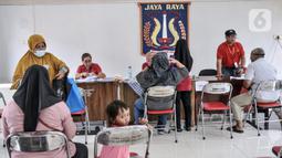 Suasana penyaluran Bantuan Langsung Tunai (BLT) Bahan Bakar Minyak (BBM) tahap tiga di Sasana Krida Karang Taruna (SKKT) Kelurahan Pondok Kopi, Kecamatan Duren Sawit, Jakarta Timur, Kamis (22/9/2022). Sebanyak 771 warga di Kecamatan Duren Sawit menerima manfaat BLT tahap tiga sebesar Rp 300 ribu sebagai kompensasi dari naiknya harga BBM. (merdeka.com/Iqbal S. Nugroho)