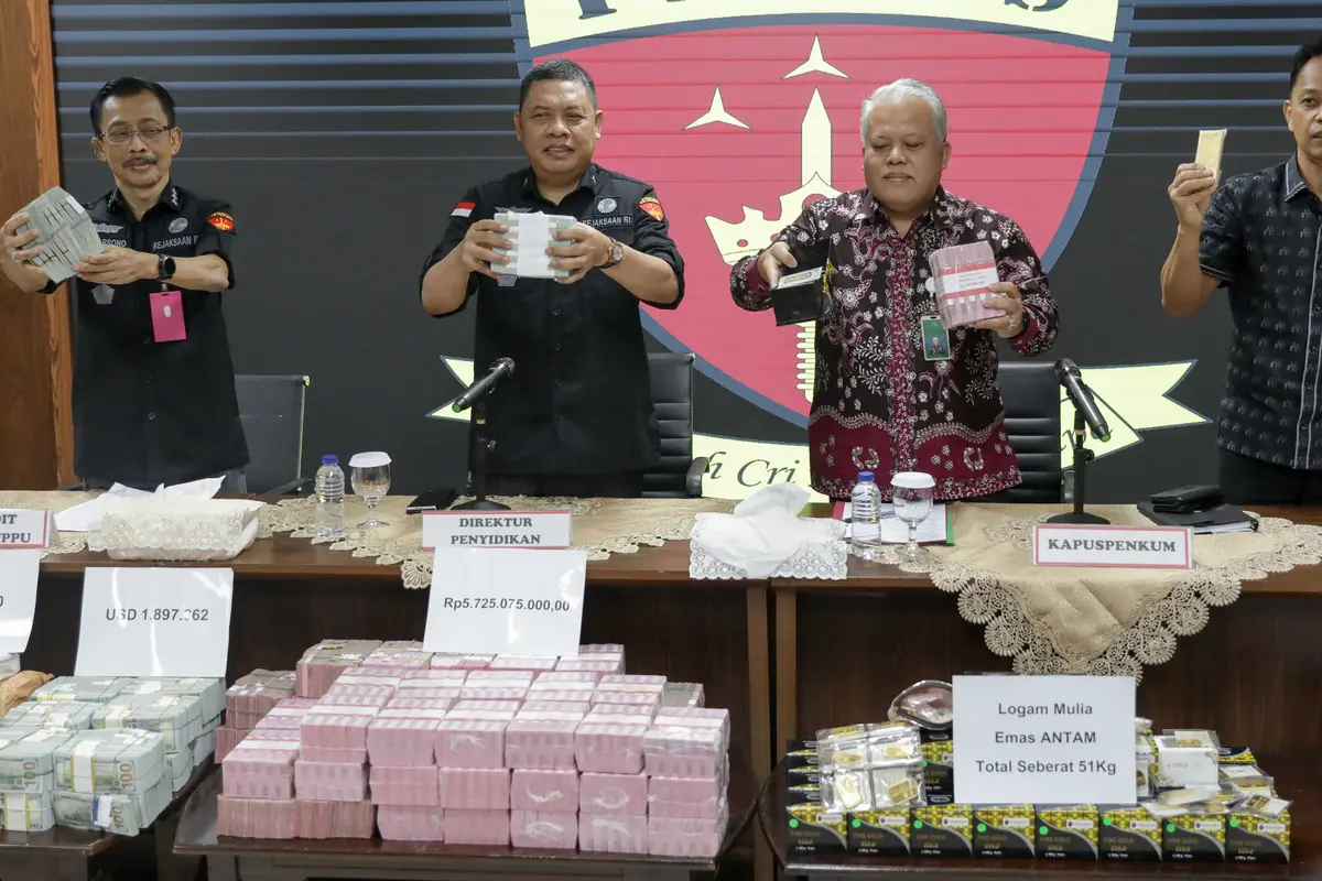 Tumpukan Uang Dolar Barang Bukti Penangkapan Mantan Pejabat Mahkamah Agung