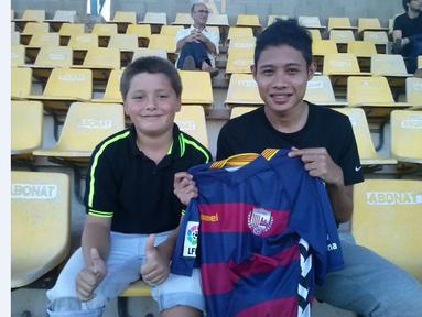 Evan Dimas Darmono disambut fan klub Katalan, UE Llagostera, saat hadir pertama kali di markas klub anggota Divisi Dua Spanyol tersebut. (Dok. pribadi)