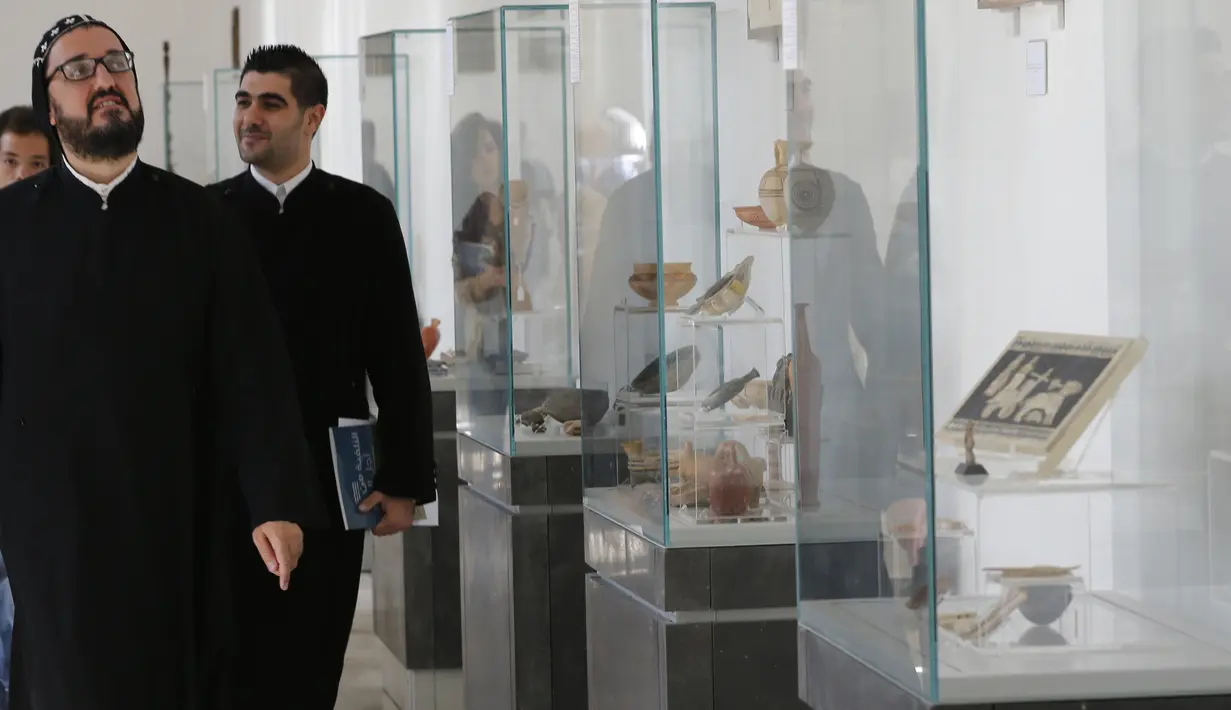 Para imam mengunjungi Museum Nasional Suriah selama upacara pembukaan kembali di Damaskus, 28 Oktober 2018. Pembukaan dilakukan setelah enam tahun museum ditutup untuk melindungi dari roket pemberontak dalam perang sipil. (Photo by LOUAI BESHARA / AFP)