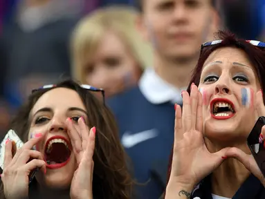 Suporter  cantik memberikan semangat kepada Timnas Prancis saat melawan Skotlandia pada laga persahabatan di Stadion St Symphorien, Longeville-les-Metz, Prancis, (4/6/2016), Prancis menang 3-0.  (AFP/Franck Fife)