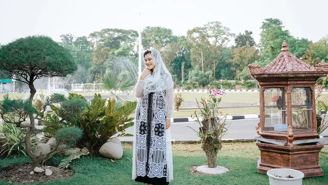 Pesona Elegan Santun Kahiyang Ayu Kenakan Outer Lace Hitam Putih dari Desainer Lokal, Dipadu Heels Kesayangan Seharga Rp22 Jutaan