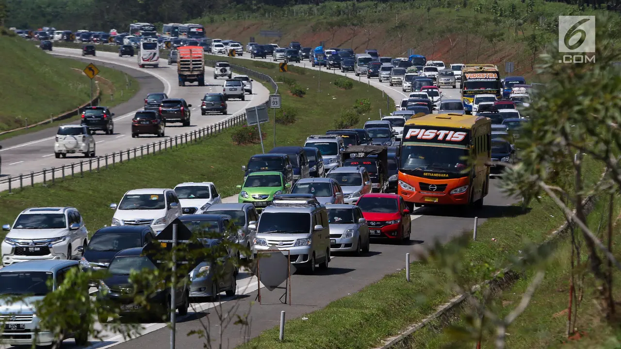 Pemudik Mulai Padati Tol Cipali