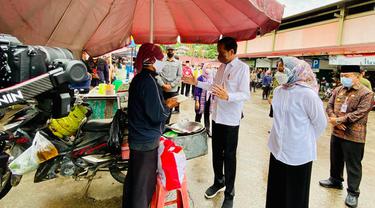 Presiden Jokowi memberikan BLT Minyak Goreng kepada sejumlah pedagang kecil dan penerima di Pasar Rakyat Angso Duo Baru Kota Jambi.