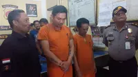 YS, dan IR, dua polisi gadungan di Garut akhirnya diringkus petugas (Liputan6.com/Jayadi Supriadin)