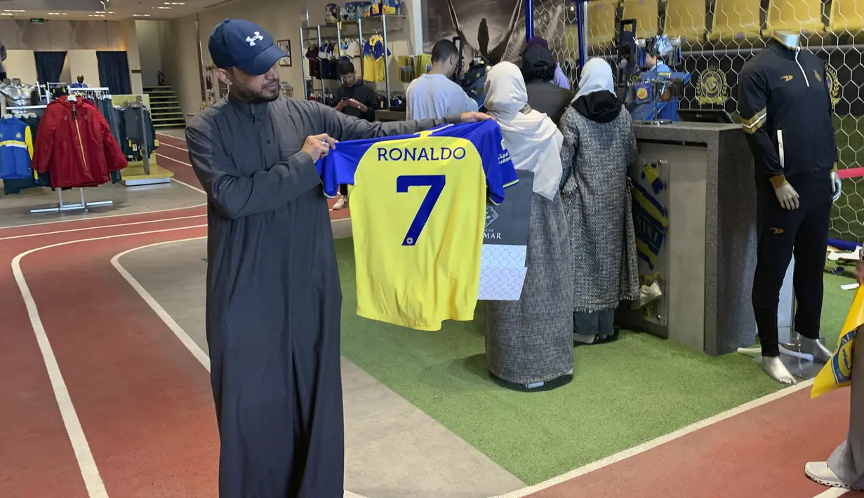 Para fans sangat antusias menyambut bintang baru mereka dengan membeli jersey anyar Cristiano Ronaldo yang baru akan diperkenalkan secara resmi oleh Al Nassr pada Kamis (5/1/2023). (AFP/Fayez Nureldine)