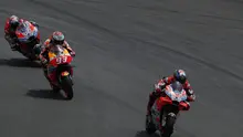Pebalap Ducati, Jorge Lorenzo dibuntuti Pebalap Honda, Marc Marquez, pada balapan MotoGP 2018 di Sirkuit Catalunya, Spanyol, Minggu (17/6/2018). Lorenzo menjadi yang tercepat dengan catatan waktu 40 menit 13,566 detik. (AP/Eric Alonso)