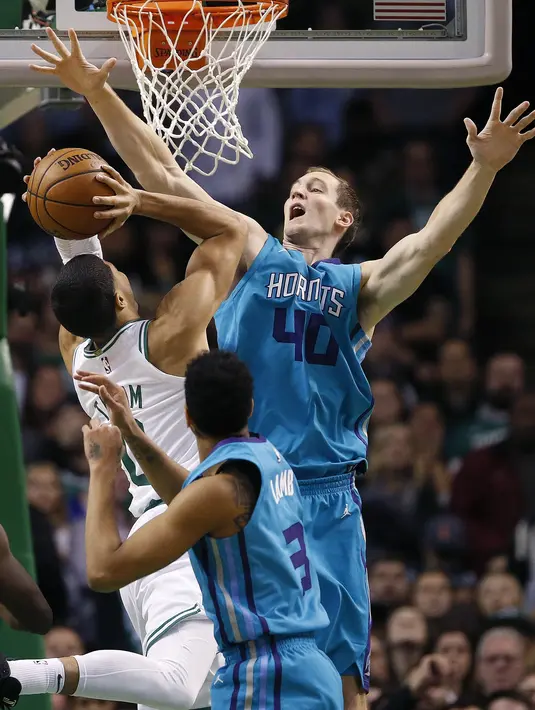 Pemain Charlotte Hornets, Cody Zeller (40) melakukan blok terhadap pemain Boston Celtics, Jayson Tatum (0) pada laga NBA basketball game di TD Garden, Boston, (10/11/2017) waktu setempat. Boston Celtics menang 90-87. (AP/Michael Dwyer)