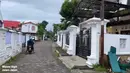 <p>Lokasinya terletak hampir di ujung gang. Akun Masee Sigit sempat mereview jalanan menuju rumah Erina tersebut. [Sumber: Youtube Ini Yogyakarta]</p>