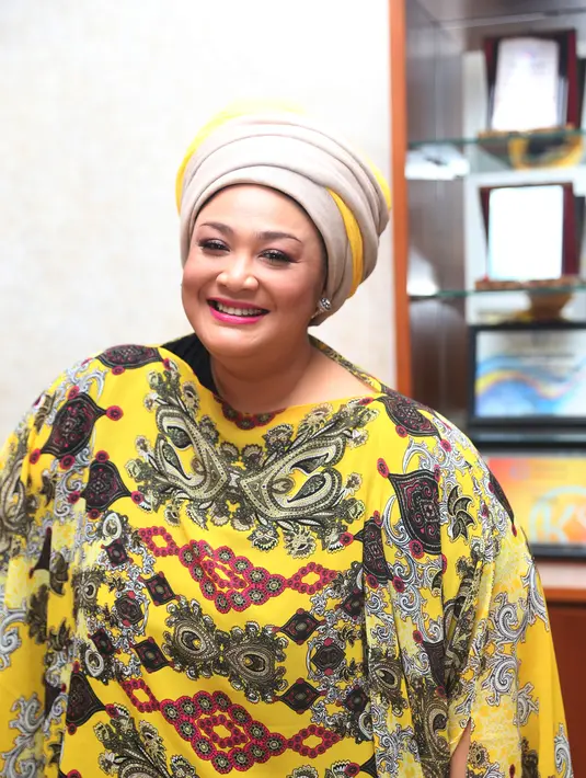 Presenter yang murah senyum ini selalu mendampingi anaknya ketika mengakses informasi baru dari dunia maya. Cara ini ia lakukan sebagai bentuk pengawasan terhadap si buah hati. (Andy Masela/Bintang.com)