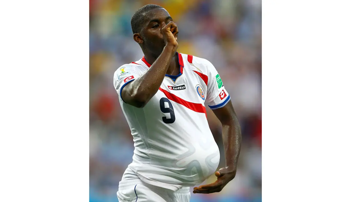 Aksi selebrasi penyerang Kosta Rika, Joel Campbell, sesaat setelah mencetak gol ke gawang Uruguay di babak penyisihan Piala Dunia 2014 Grup D di Estadio Castelo, Fortaleza, Brasil, (15/6/2014). (REUTERS/Dominic Ebenbichler)