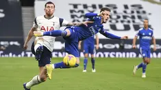 Gelandang Leicester City, James Madison jatuh saat berebut bola dengan gelandang Tottenham Hotspur, Pierre-Emile Hojbjerg pada pekan ke-14 Liga Inggris di Stadion Tottenham Hotspur, Minggu (20/12/2020). Tottenham dipermalukan Leicester dengan skor 0-2 di kandangnya sendiri. (Andy Rain/ Pool via AP)