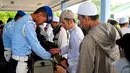 Petugas saat memeriksa WNI yang dievakuasi dari Yaman saat tiba di Lanud Halim Perdanakusuma, Jakarta, Senin (13/4/2015).Pemulangan 91 WNI dari Yaman menggunakan Pesawat Boeing 737-400 milik TNI Angkatan Udara. (Liputan6.com/Yoppy Renato)