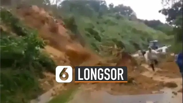 Beredar video detik-detik warga hampir terkena tanah longsor. Beruntungnya warga bisa menyelamatkan diri atas kejadian tersebut.