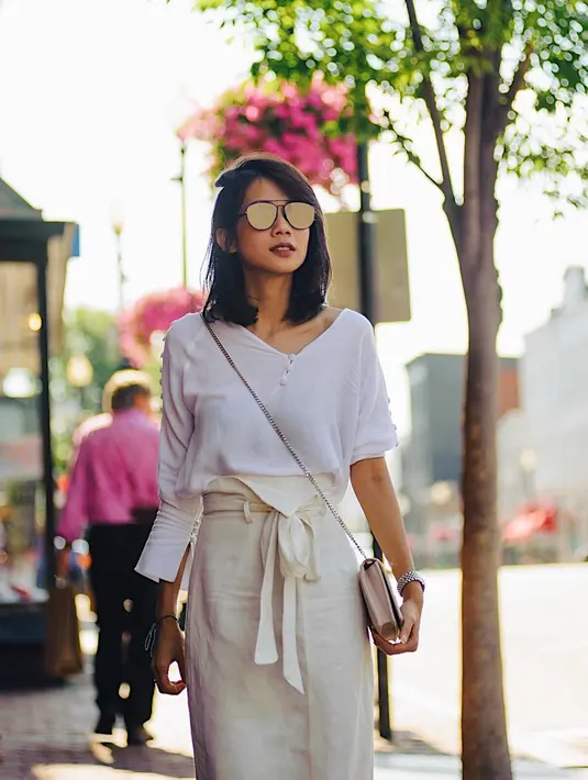 Wanita kelahiran Jakarta ini memang sangat memesona. Menggunakan pakaian serba putih dan kacamata kesayangannya, ia tampak elegan saat berjalan di Georgetown, DC. Tas kecil berwarna senada melengkapi penampilannya. (Liputan6.com/IG/@gistaputri)