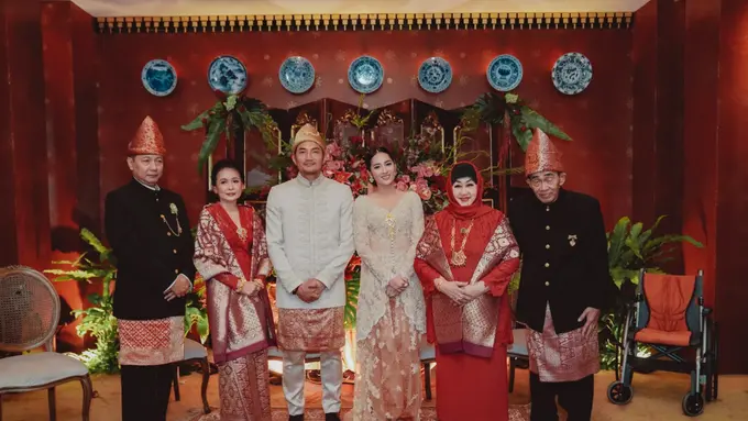 NIken Anjani, Adimaz Pramono, dan keluarga. (Foto: Atas Perkenan Arman Febryan)