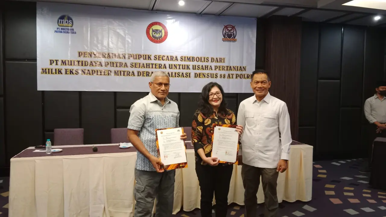 Direktur Identifikasi dan Sosialisasi (Idensos) Densus 88 Antiteror Polri Brigjen Arief Makhfudiharto bersama perwakilan PT Multidaya Putra Sejahtera untuk memberikan bantuan pupuk kepada para eks napiter. (Liputan6.com/Nanda Perdana Putra)