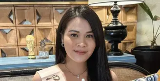 Tampilnya dilengkapi dengan mengenakan perhiasan dari kalung, anting-anting, hingga gelang. [@chengiovanis]