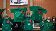 Petugas kesehatan bertepuk tangan untuk mengenang Esteban, perawat yang gugur karena virus corona COVID-19 di Rumah Sakit Severo Ochoa di Leganes, Spanyol, Jumat (10/4/2020). Hingga Minggu (12/4/2020) pagi, total kasus COVID-19 di Spanyol sebanyak 163.027. (Photo by PIERRE-PHILIPPE MARCOU/AFP)