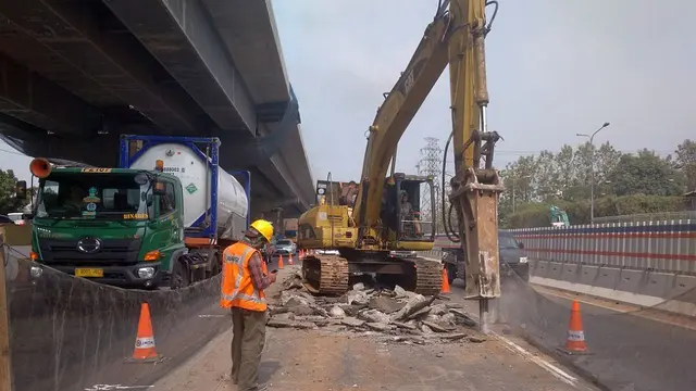 PT Jasa Marga (Persero) Tbk rutin melakukan pemeliharaan jalan dengan metode rekonstruksi rigid setiap pekannya dalam rangka meningkatkan kualitas jalan di Jalan Tol Jakarta-Cikampek (Japek).