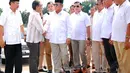 Prabowo tampak berjabat tangan dengan salah satu pendukungnya  di Taman Makam Pahlawan Kalibata, Jakarta, Selasa (20/5/2014). (Liputan6.com/Miftahul Hayat)