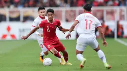 Marselino Ferdinan (tengah) berusaha lepas dari penjagaan dua pemain Vietnam saat Timnas Indonesia bertanding pada semifinal Piala AFF 2022 di Stadion Utama Gelora Bung Karno, Jumat (6/1/2023) sore WIB. (Bola.com/Bagaskara Lazuardi)