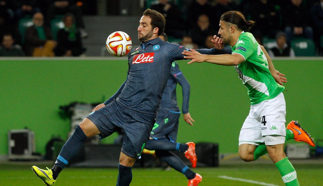 Penyerang Napoli, Gonzalo Higuain bersiap melepaskan tendangan ke gawang Wolfbusrg