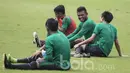 Pemain Timnas Indonesia U-22, Saddil Ramdani, tertawa saat pendinginan usai latihan di Lapangan SPH Karawaci, Banten, Rabu (10/5/2017). (Bola.com/Vitalis Yogi Trisna)
