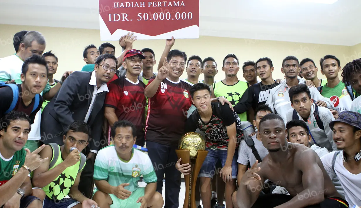 Kegembiraan pemain Bhayangkara Surabaya United di ruang ganti dengan trofi juara Trofeo Kapolda Jatim di Stadion Gelora Delta, Sidoarjo, Minggu (24/4/2016). (Bola.com/Zulfirdaus Harahap)