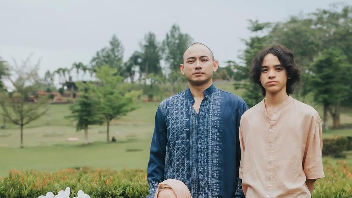 Tampilan Manis dan Santun Bunga Citra Lestari Ziarah ke Makam Ashraf Sinclair, Konsisten dengan Gaun Floral