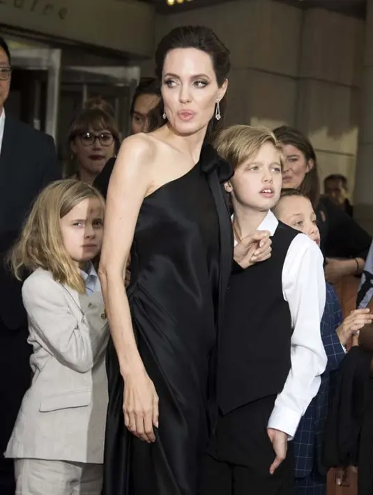 Meski sudah berjalan selama satu tahun, proses cerai Angelina Jolie dan Brad Pitt memang tak kunjung usai. Berbagai kabar yang simpang siur justru selalu hadir di tengah perceraian mereka. (AFP/Valerie Macon)