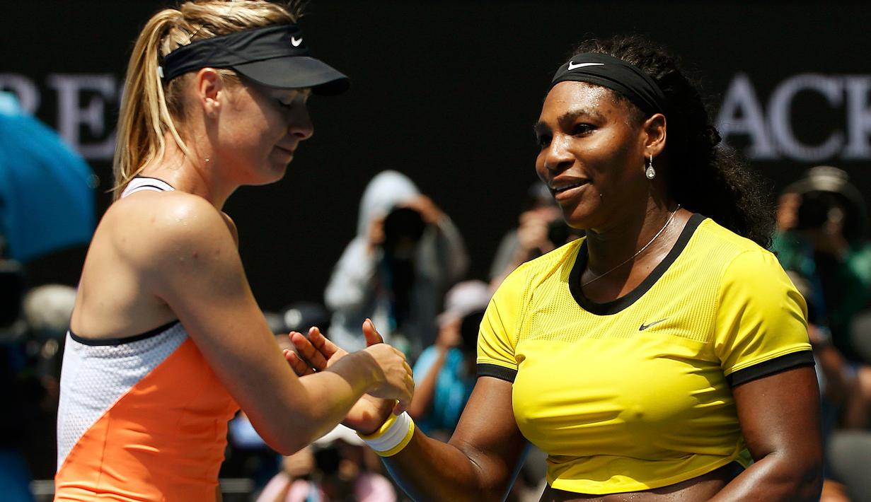 Petenis putri asal Rusia, Maria Sharapova (kiri) berjabat tangan dengan petenis Amerika Serikat, Serena Williams pada perempat final turnamen tenis Australia Open 2016 di Melbourne Park (26/1). Williams Kalahkan Sharapova 6-4, 6-1. (REUTERS/Tyrone Siu)