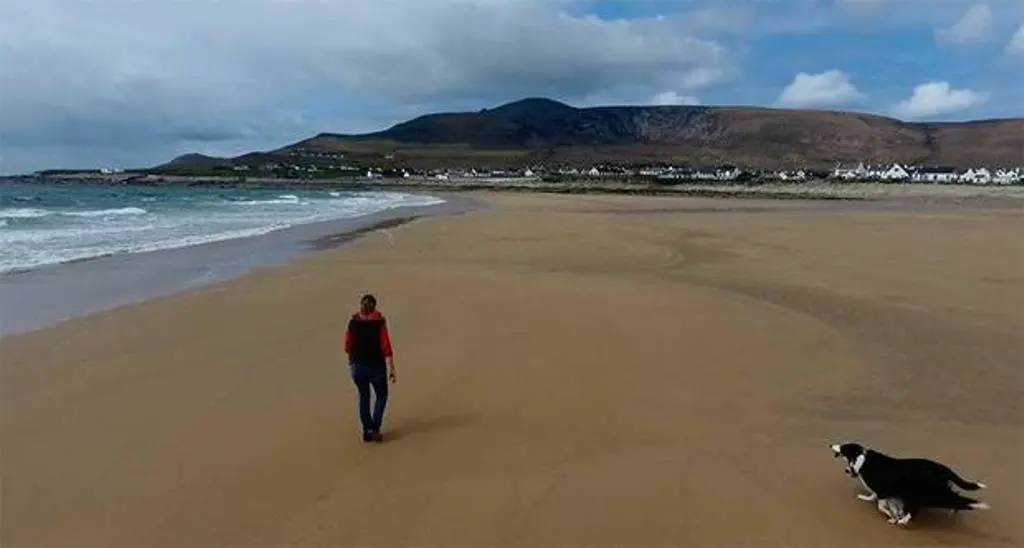 Kondisi pantai di Desa Dooagh, Irlandia  sekarang, pasir kembali memenuhi garis pantai (Achill Island Tourism)