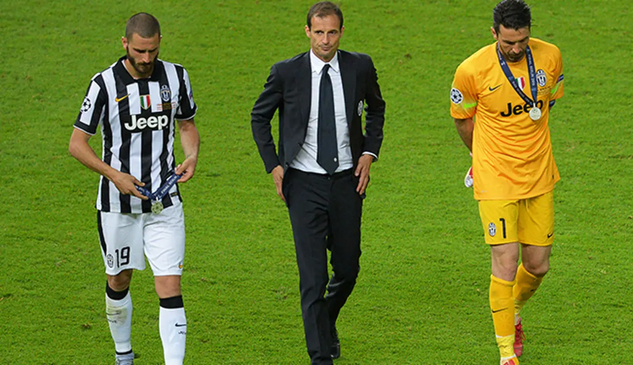 Ekspresi kecewa (kiri ke kanan) Leonardo Bonucci, pelatih Massimiliano Allegri dan Gianluigi Buffon. (EPA/Thomas Eisenhuth)