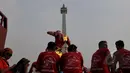 Sejumlah pemuda mengarak boneka raksasa dalam pawai Ogoh-ogoh di kawasan Monas, Jakarta, Jumat (20/3/2015). Pawai tersebut merupakan rangkaian dari prosesi menjelang Hari Raya Nyepi Tahun Saka 1937. (Liputan6.com/Johan Tallo)
