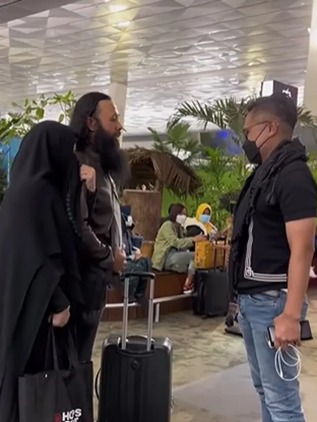 Arie Untung bersama pasangan Peggy Melati Sukma dan Reza Abdul Jabbar (Instagram/ariekuntung)