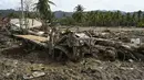 Sebelumnya, pada akhir November 2025 lalu, Desa Garoga, Kecamatan Batang Toru, Tapanuli Selatan, Sumatera Utara, dilaporkan luluh lantak tersapu banjir dan longsor, dan hanya menyisakan lumpur dan tumpukan kayu. Tampak dalam foto, puing-puing rumah dan kendaraan masih menumpuk di area yang hancur akibat banjir bandang di Desa Aek Garoga, Tapanuli Selatan, Sumatera Utara, pada Sabtu 27 Desember 2025. (YT Hariono /AFP)