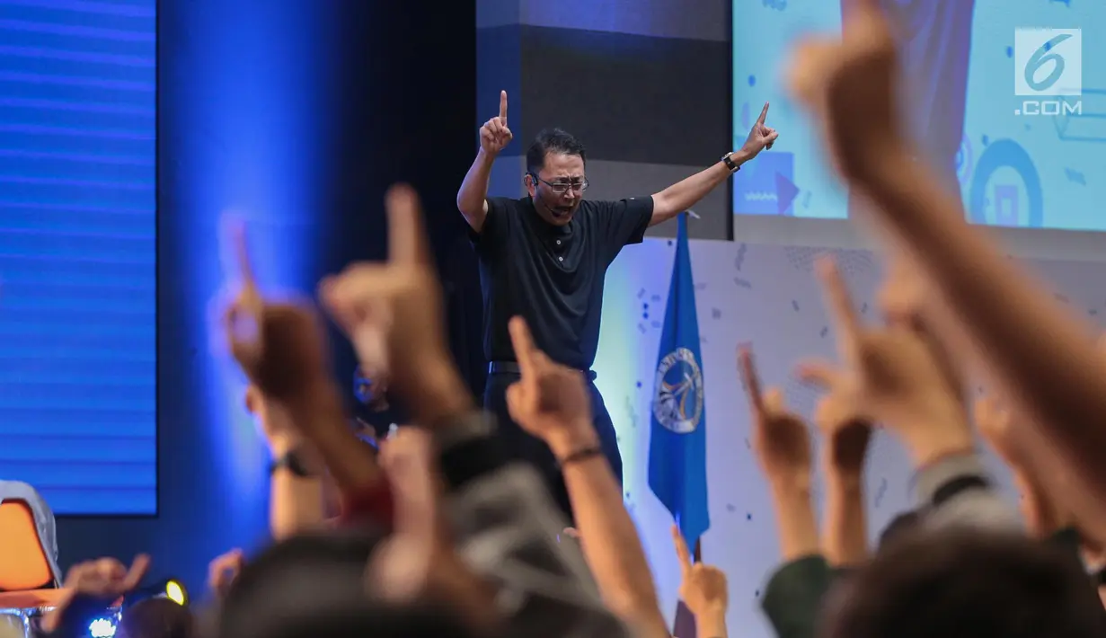 Motivator Tung Desem Waringin saat memberikan perubahan dahsyat dan semangat dalam hidup dalam Emtek Goes to Campus 2018 di Universitas Kristen Petra, Surabaya, Jawa Timur, Rabu (14/11). (Liputan6.com/Faizal Fanani)