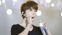 Donghae `Super Junior` ternyata memiliki tingkah yang lucu, khususnya saat meminum dari botol. Loh, kenapa ya?