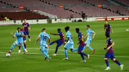 Pemain Barcelona Ansu Fati (tengah) mencetak gol ke gawang Leganes pada pertandingan La Liga Spanyol di Camp Nou, Barcelona, Spanyol, Selasa (16/6/2020). Barcelona menang 2-0 lewat gol Ansu Fati dan Lionel Messi. (AP Photo/Joan Montfort)