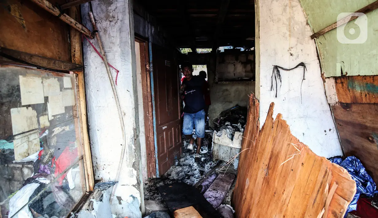 Warga memilah barang yang masih bisa diselamatkan di reruntuhan rumah akibat kebakaran yang melanda pemukiman di jalan Bojong Kavling RT 16/RW04 Kelurahan Rawa Buaya, Jakarta, Rabu (5/1/2022). Kebakaran terjadi Selasa (4/1/2022) menghanguskan setidaknya 14 rumah warga. (Liputan6.com/Johan Tallo)