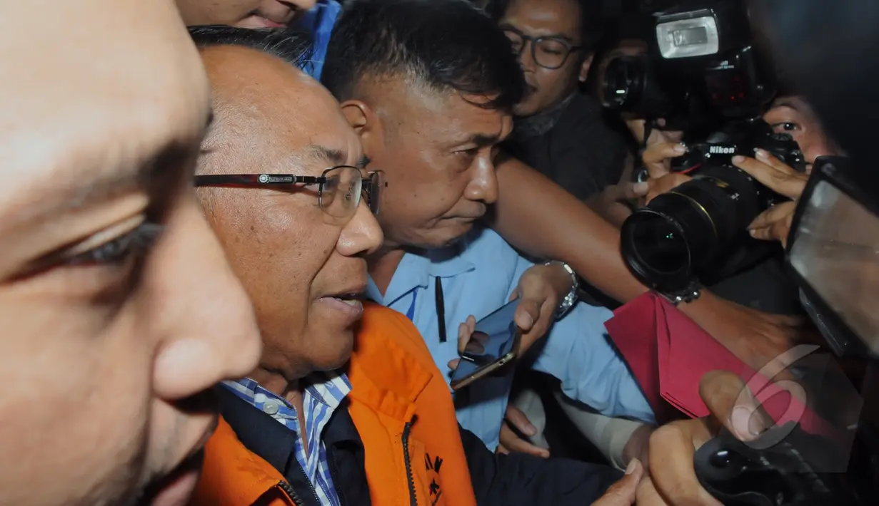 Usai menjalani pemeriksaan di KPK, Jero Wacik akan ditempatkan ke LP Cipinang, Jakarta, Selasa (5/5/2015). Jero ditahan karena diduga melakukan tindak pidana pemerasan. (Liputan6.com/Andrian M Tunay)