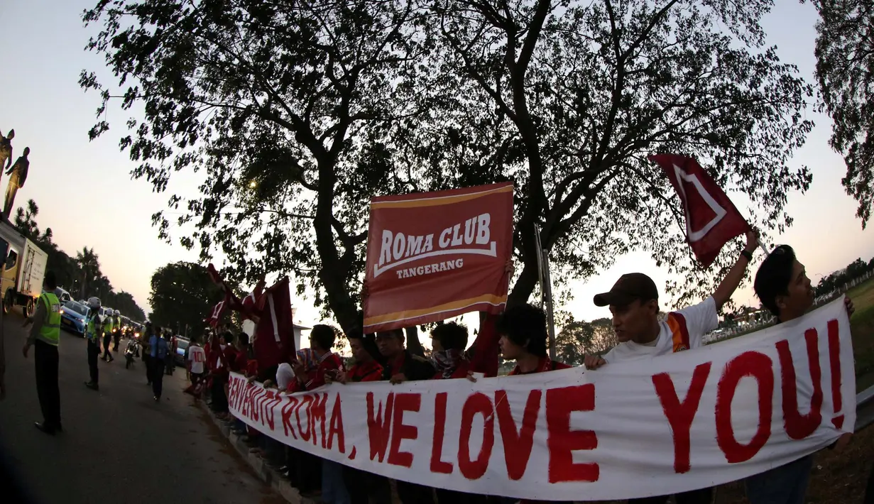 Suporter klub Seri A Italia, AS Roma, menunggu kedatangan tim AS Roma yang tiba di Bandara Soekarno-Hatta, Jakarta. Jumat (24/7/2015). (Arief Bagus/Bola.com)